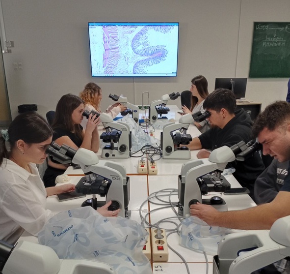 Τετάρτη 12 Νοεμβρίου 2025 – Eκπαιδευτική Επίσκεψη στο Εργαστήριο Παθολογοανατομίας της Ιατρικής Σχολής Του Πανεπιστημίου Πατρών.